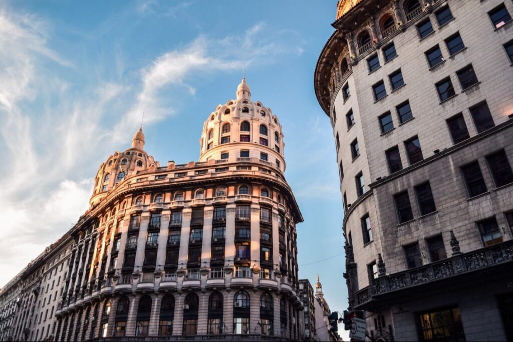 Cupulas de Buenos Aires Vista desde la calle de las cupulas de Buenos Aires