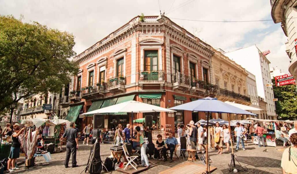 Feria de San Telmo La Feria de San Telmo es muy concurrida por locales y turistas