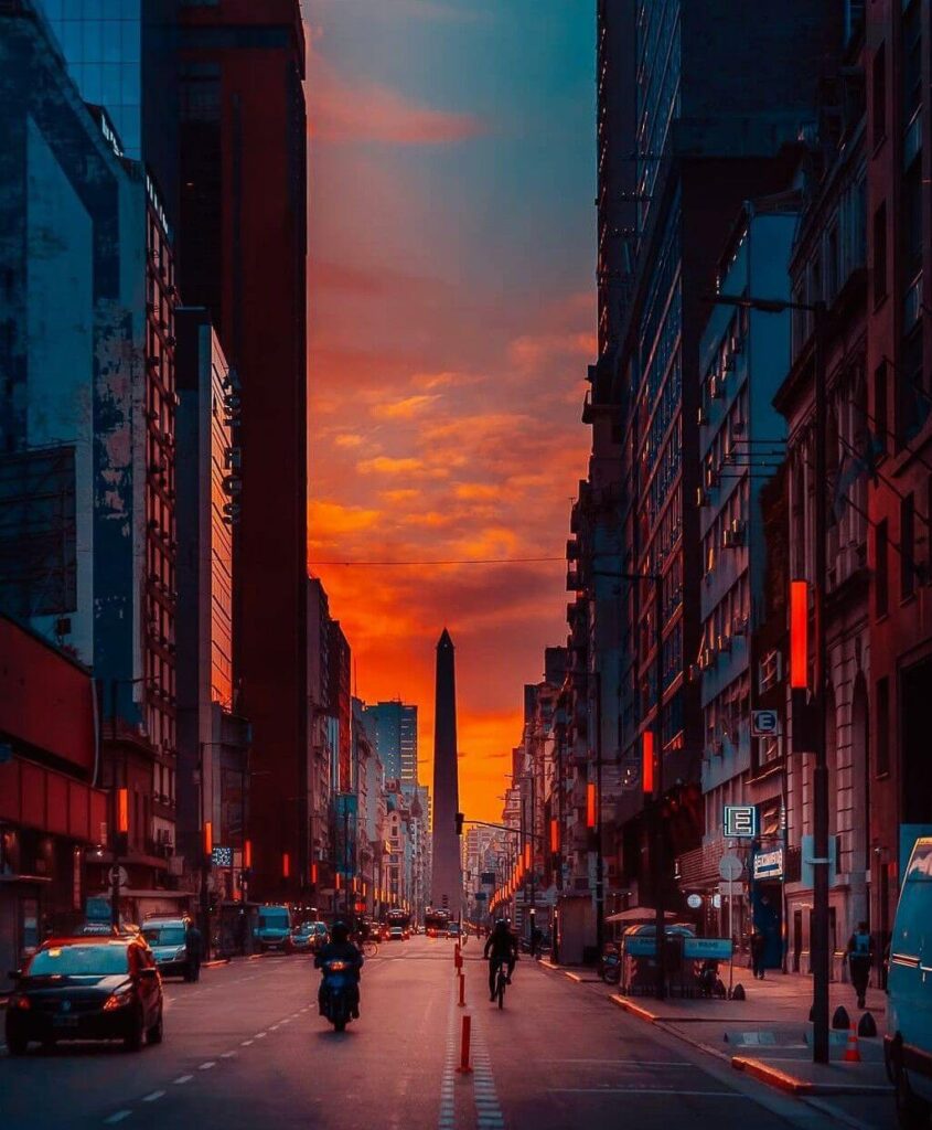 Obelisco de Buenos Aires Vista del Obelisco al atardecer durante la hora del crepusculo de Buenos Aires