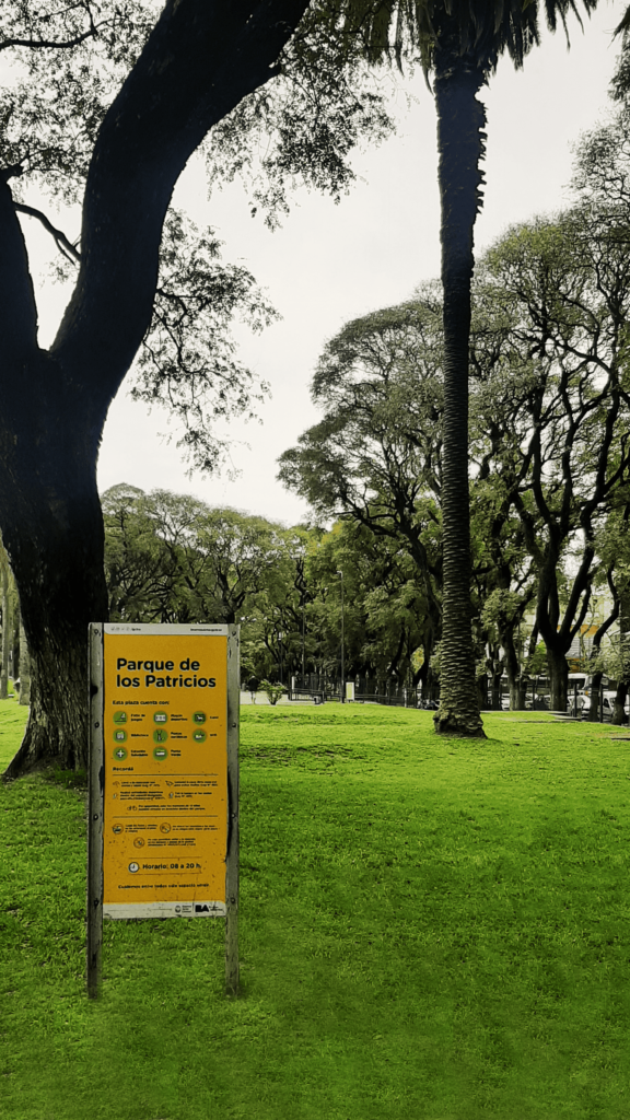 Parque Patricios Letrero sobre el parque central de Parque Patricios