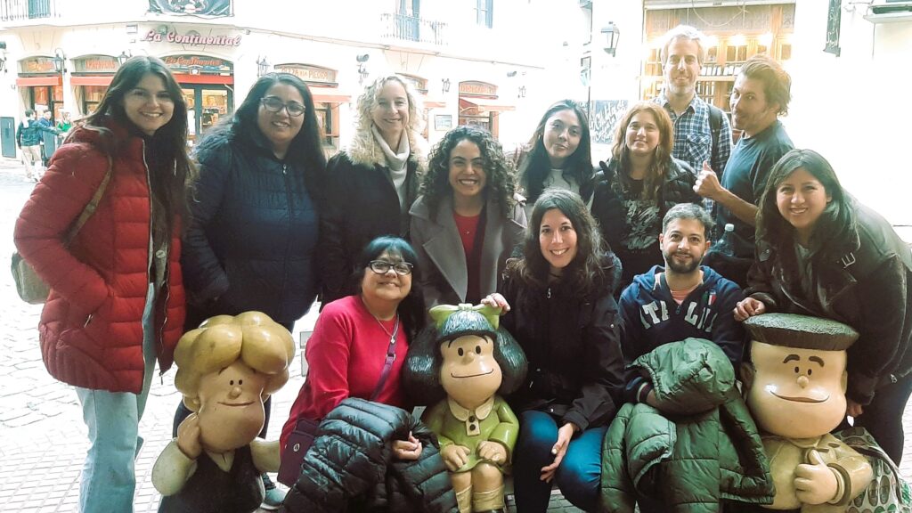 Grupo de amigos en el monumento a mafalda y sus amigos