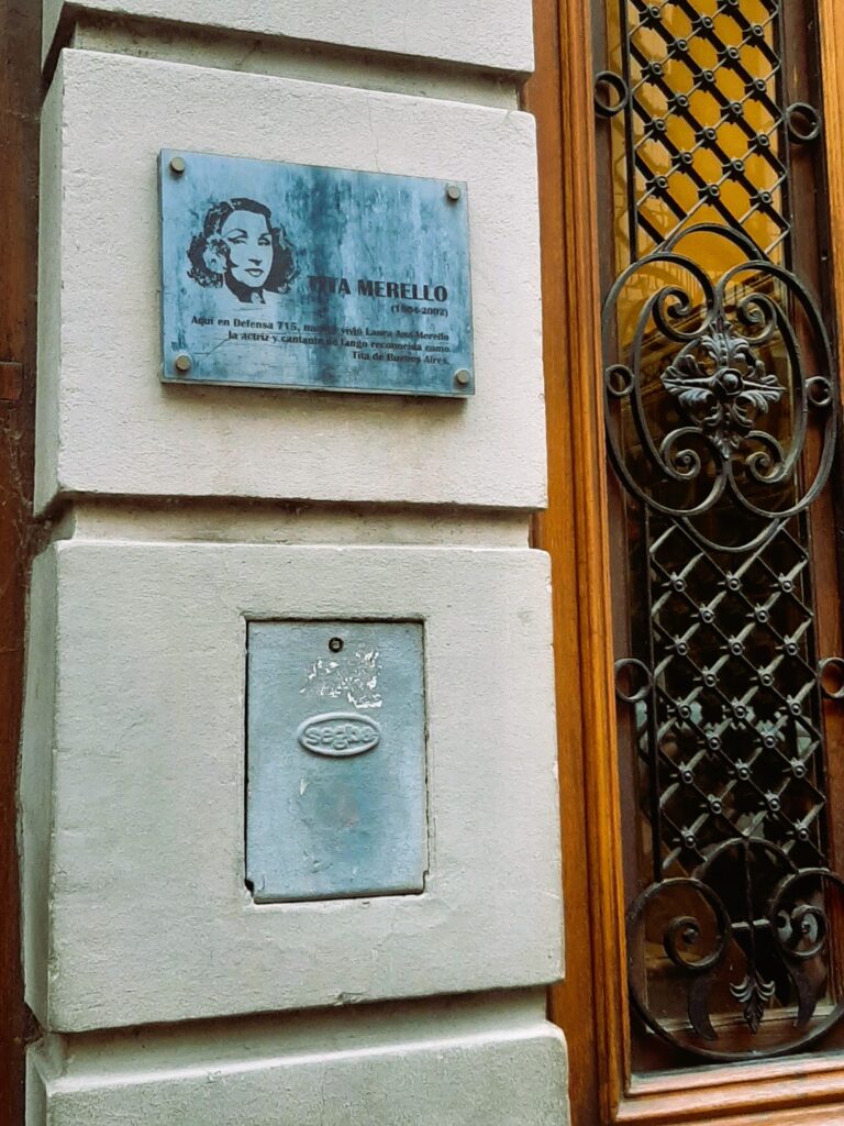 Placa de la fachada de la Casa de Tita Merello en San Telmo