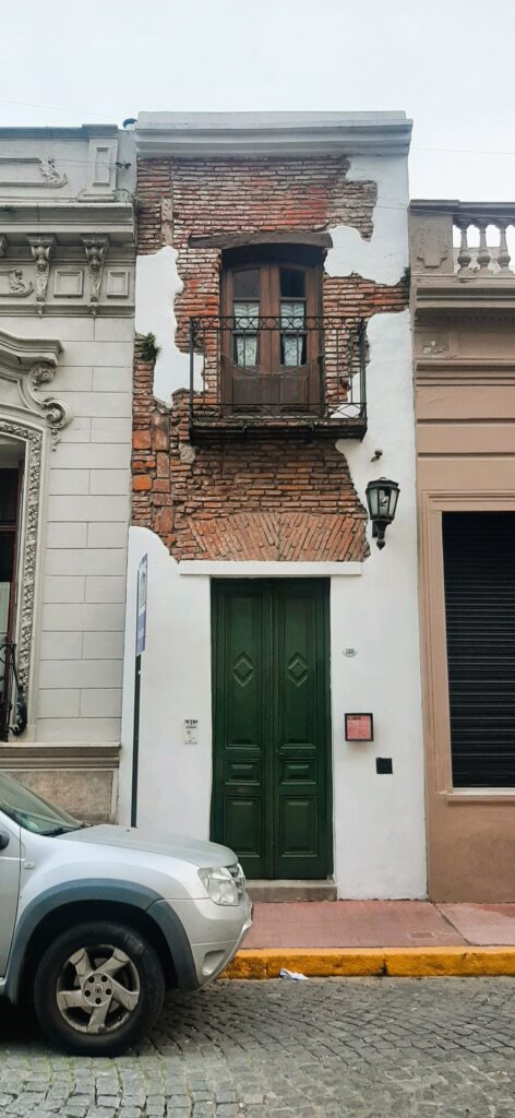 Fachada de la casa minima al atardecer