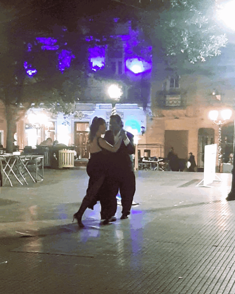 Pareja bailando tango en plaza dorrego